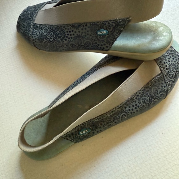 Cloud Women's Floral Patterned Flats - Picture 1 of 3